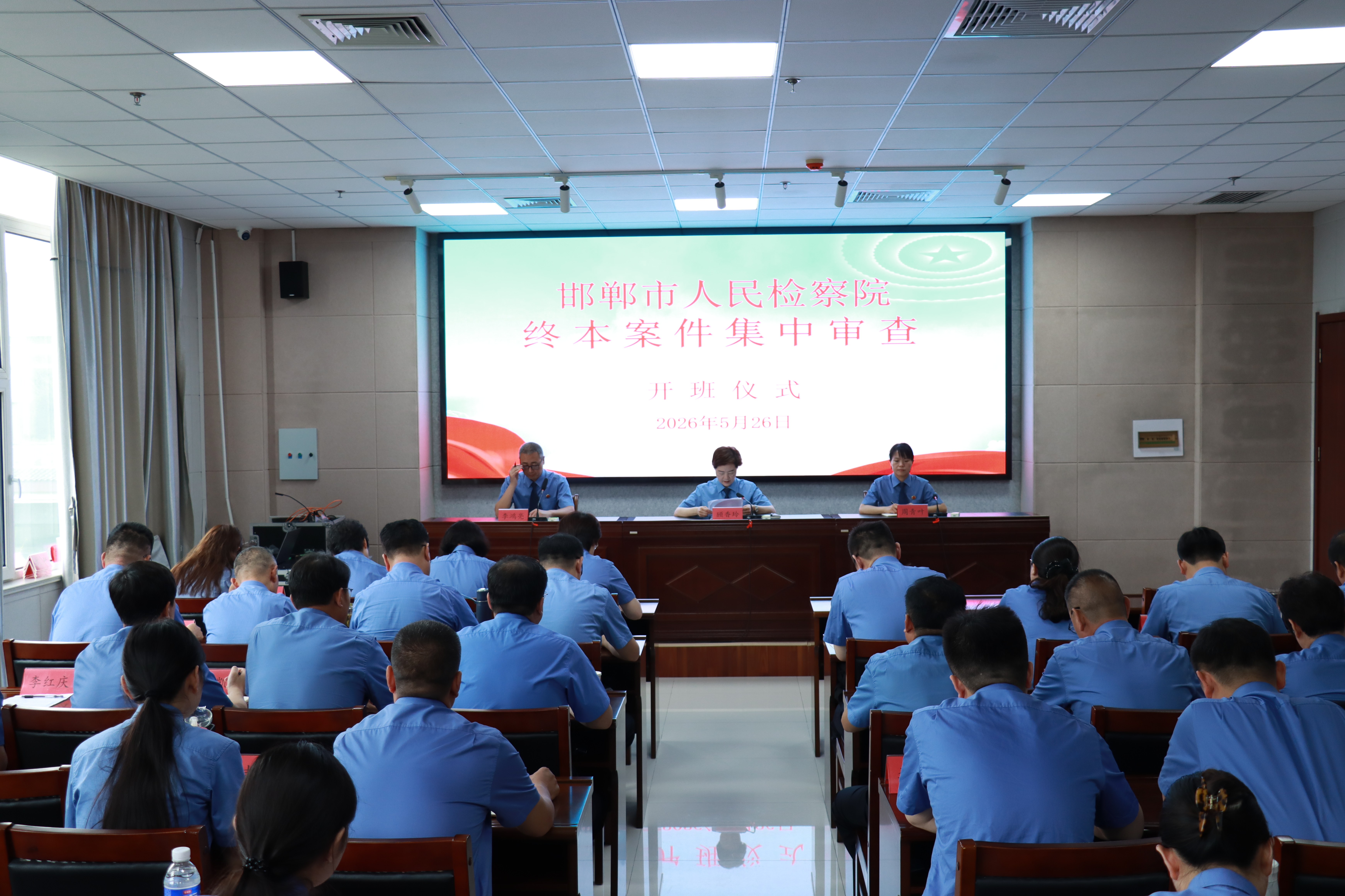 图怪兽_蓝色简约赢战2026线条背景墙.jpg