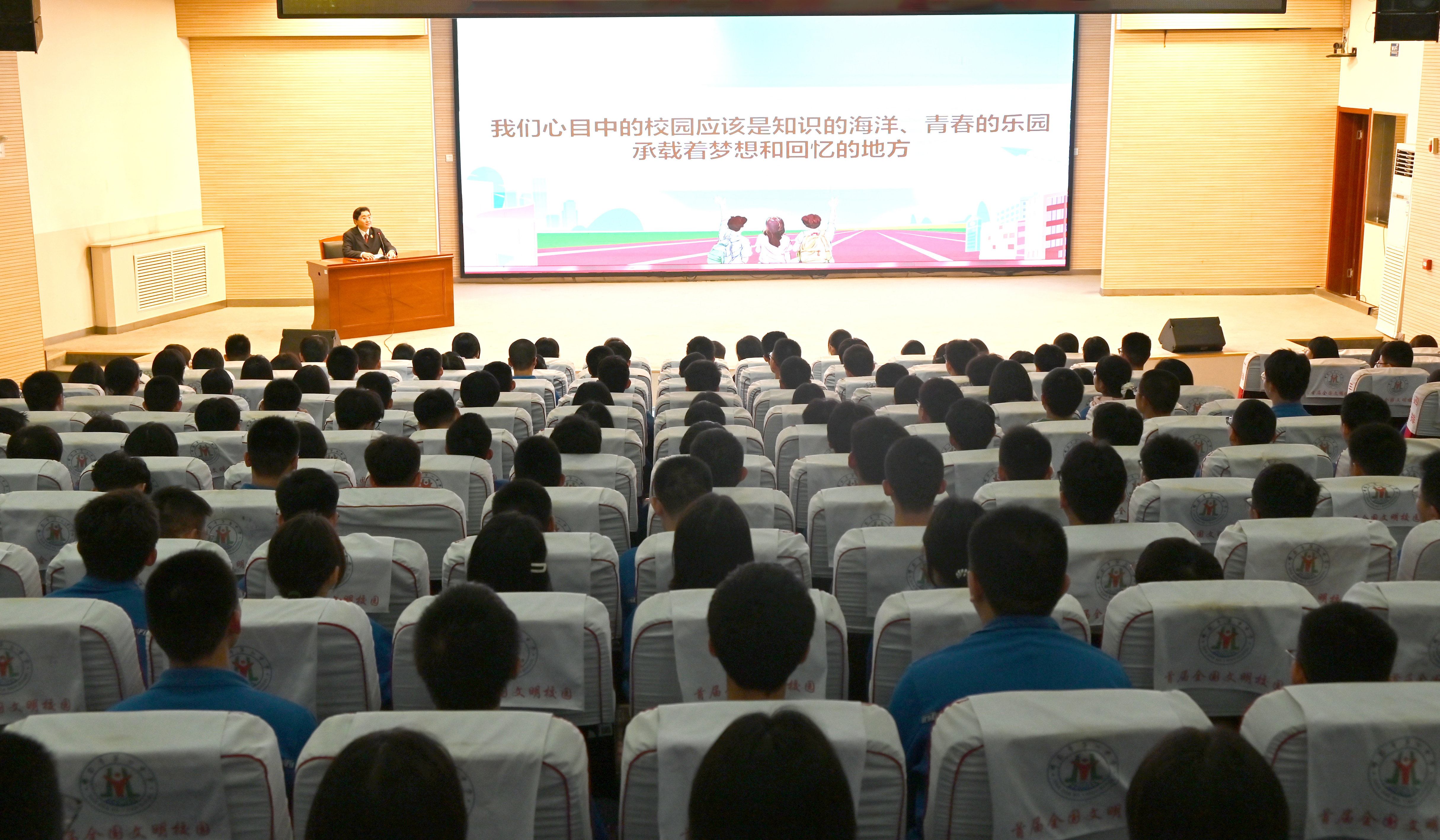 朱新燕检察长走进邯郸市第一中学讲授法治课