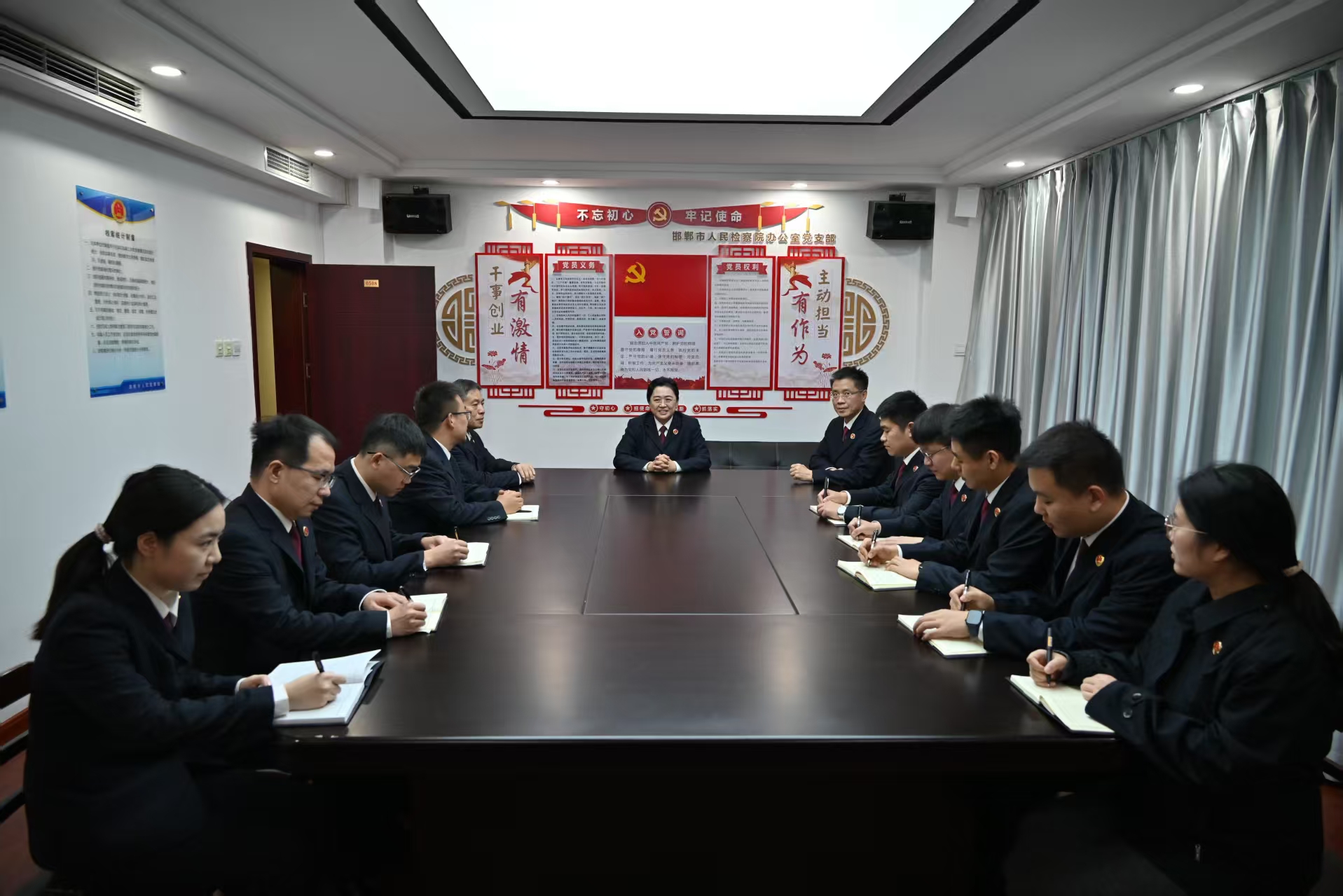 朱新燕检察长在节后首个工作日走访看望检察干警