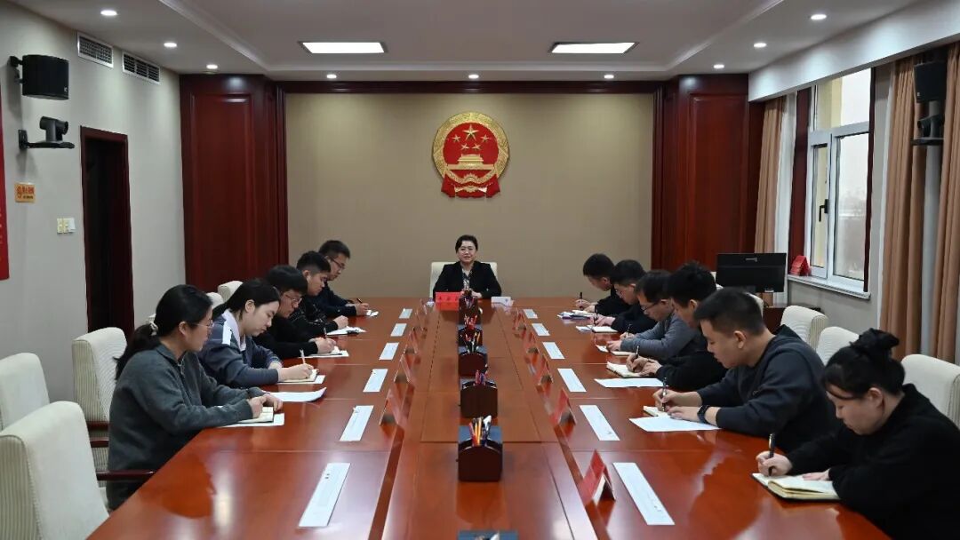 朱新燕同志以普通党员身份参加办公室党支部组织生活会